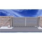 Posuvná brána samonosná, výška 1m (průjezd 4 m), pro vlastní výplň, s pojezdy a sloupky. zinek žár